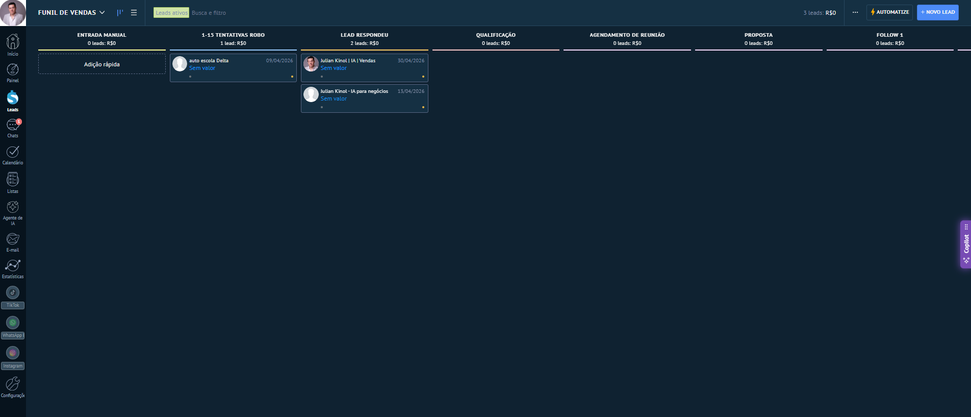 Tela completa do Kommo no Menu Leads — sidebar + topo com FUNIL DE VENDAS + Kanban com as 7 etapas
